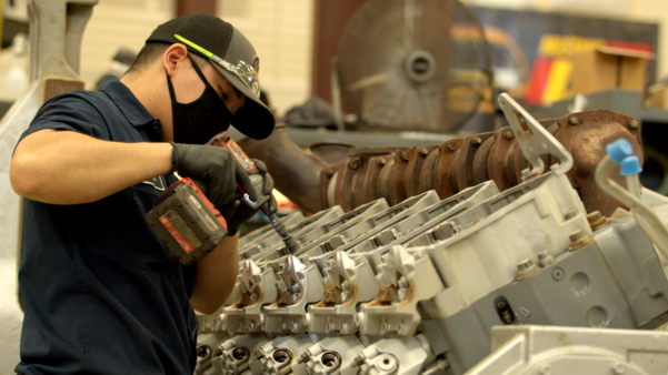 trabajos de tecnico diesel cerca de mi Mustang Cat Diesel Tech trabajando en el motor